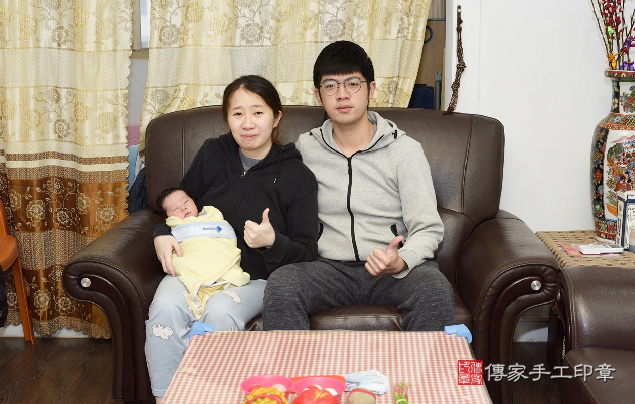 剃胎毛、滿月剃頭、嬰兒剃頭、嬰兒理髮、嬰兒剃髮、嬰兒剃胎毛、嬰兒滿月剃頭、寶寶剃頭、剃胎毛儀式、剃胎毛吉祥話、滿月剃頭儀式、滿月剃頭吉祥話、寶寶剃胎毛、寶寶滿月剃頭理髮、 桃園市桃園區剃胎毛、桃園市桃園區滿月剃頭、桃園市桃園區嬰兒剃頭剃胎毛、桃園市桃園區嬰兒理髮、桃園市嬰兒剃髮、 黃寶寶(桃園市桃園區到府嬰兒寶寶滿月剃頭理髮、到府嬰兒剃胎毛儀式吉祥話)。到府剃頭剃胎毛主持、專業拍照、DVD光碟、證書。★購買「臍帶章、肚臍章、胎毛筆刷印章」贈送：剃頭、收涎、抓周，三選一。2022.02.13照片4