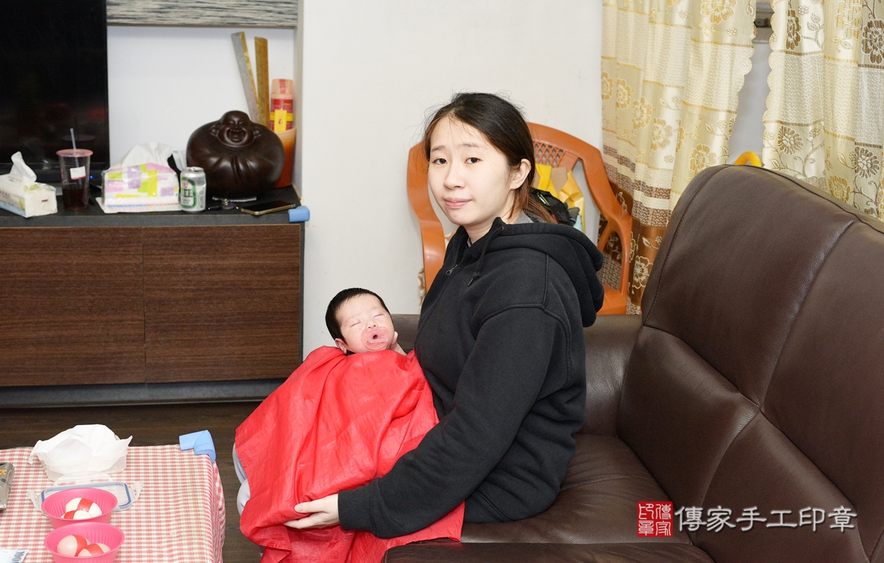 剃胎毛、滿月剃頭、嬰兒剃頭、嬰兒理髮、嬰兒剃髮、嬰兒剃胎毛、嬰兒滿月剃頭、寶寶剃頭、剃胎毛儀式、剃胎毛吉祥話、滿月剃頭儀式、滿月剃頭吉祥話、寶寶剃胎毛、寶寶滿月剃頭理髮、 桃園市桃園區剃胎毛、桃園市桃園區滿月剃頭、桃園市桃園區嬰兒剃頭剃胎毛、桃園市桃園區嬰兒理髮、桃園市嬰兒剃髮、 黃寶寶(桃園市桃園區到府嬰兒寶寶滿月剃頭理髮、到府嬰兒剃胎毛儀式吉祥話)。到府剃頭剃胎毛主持、專業拍照、DVD光碟、證書。★購買「臍帶章、肚臍章、胎毛筆刷印章」贈送：剃頭、收涎、抓周，三選一。2022.02.13照片14