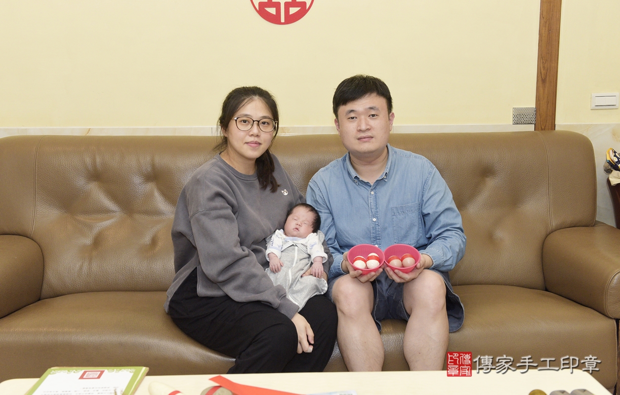 剃胎毛、滿月剃頭、嬰兒剃頭、嬰兒理髮、嬰兒剃髮、嬰兒剃胎毛、嬰兒滿月剃頭、寶寶剃頭、剃胎毛儀式、剃胎毛吉祥話、滿月剃頭儀式、滿月剃頭吉祥話、寶寶剃胎毛、寶寶滿月剃頭理髮、 桃園市大溪區剃胎毛、桃園市大溪區滿月剃頭、桃園市大溪區嬰兒剃頭剃胎毛、桃園市大溪區嬰兒理髮、桃園市嬰兒剃髮、 潘寶寶(桃園市大溪區到府嬰兒寶寶滿月剃頭理髮、到府嬰兒剃胎毛儀式吉祥話)。到府剃頭剃胎毛主持、專業拍照、DVD光碟、證書。★購買「臍帶章、肚臍章、胎毛筆刷印章」贈送：剃頭、收涎、抓周，三選一。2022.05.09照片11