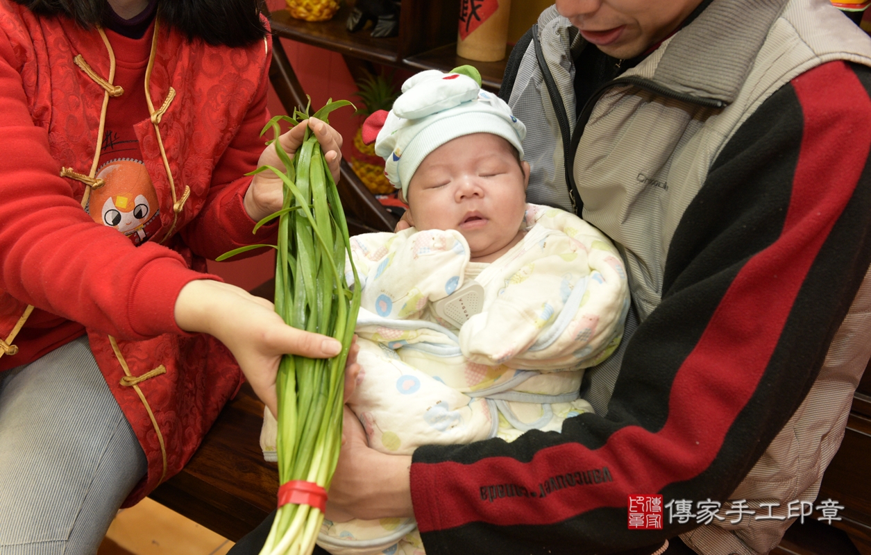 剃胎毛、滿月剃頭、嬰兒剃頭、嬰兒理髮、嬰兒剃髮、嬰兒剃胎毛、嬰兒滿月剃頭、寶寶剃頭、剃胎毛儀式、剃胎毛吉祥話、滿月剃頭儀式、滿月剃頭吉祥話、寶寶剃胎毛、寶寶滿月剃頭理髮、 桃園市八德區剃胎毛、桃園市八德區滿月剃頭、桃園市八德區嬰兒剃頭剃胎毛、桃園市八德區嬰兒理髮、桃園市嬰兒剃髮、 蔡寶寶(桃園市八德區嬰兒寶寶滿月剃頭理髮、嬰兒剃胎毛儀式吉祥話)。中國風會場，爸媽寶貝穿「日中韓」古裝禮服。專業拍照、DVD光碟、證書。★購買「臍帶章、肚臍章、胎毛筆刷印章」贈送：剃頭、收涎、抓周，三選一。2022.02.22照片17