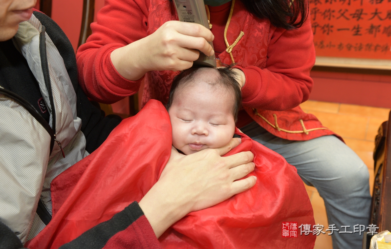 剃胎毛、滿月剃頭、嬰兒剃頭、嬰兒理髮、嬰兒剃髮、嬰兒剃胎毛、嬰兒滿月剃頭、寶寶剃頭、剃胎毛儀式、剃胎毛吉祥話、滿月剃頭儀式、滿月剃頭吉祥話、寶寶剃胎毛、寶寶滿月剃頭理髮、 桃園市八德區剃胎毛、桃園市八德區滿月剃頭、桃園市八德區嬰兒剃頭剃胎毛、桃園市八德區嬰兒理髮、桃園市嬰兒剃髮、 蔡寶寶(桃園市八德區嬰兒寶寶滿月剃頭理髮、嬰兒剃胎毛儀式吉祥話)。中國風會場，爸媽寶貝穿「日中韓」古裝禮服。專業拍照、DVD光碟、證書。★購買「臍帶章、肚臍章、胎毛筆刷印章」贈送：剃頭、收涎、抓周，三選一。2022.02.22照片28