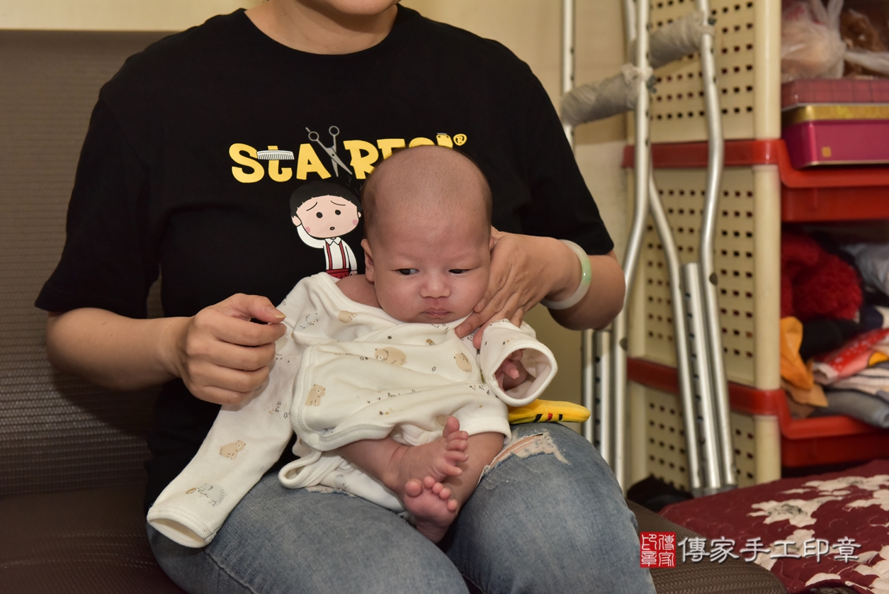 剃胎毛、滿月剃頭、嬰兒剃頭、嬰兒理髮、嬰兒剃髮、嬰兒剃胎毛、嬰兒滿月剃頭、丁寶寶剃頭、剃胎毛儀式、剃胎毛吉祥話、滿月剃頭儀式、滿月剃頭吉祥話、丁寶寶剃胎毛、丁寶寶滿月剃頭理髮、 新北市永和區剃胎毛、新北市永和區滿月剃頭、新北市永和區嬰兒剃頭剃胎毛、新北市永和區嬰兒理髮、新北市嬰兒剃髮、 丁寶寶(新北市永和區到府嬰兒丁寶寶滿月剃頭理髮、到府嬰兒剃胎毛儀式吉祥話)。到府剃頭剃胎毛主持、專業拍照、DVD光碟、證書。★購買「臍帶章、肚臍章、胎毛筆刷印章」贈送：剃頭、收涎、抓周，三選一。2022.03.08照片4