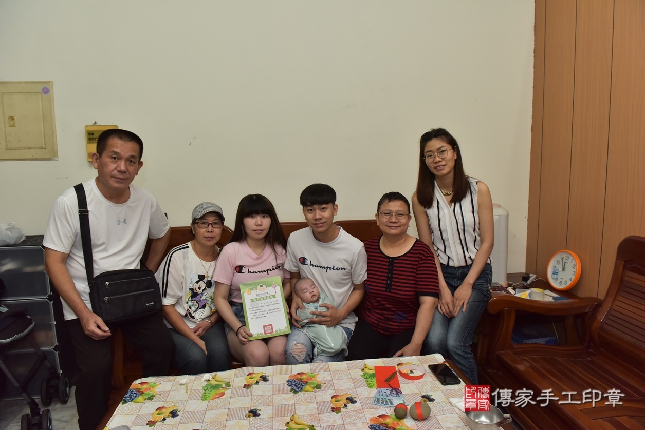剃胎毛、滿月剃頭、嬰兒剃頭、嬰兒理髮、嬰兒剃髮、嬰兒剃胎毛、嬰兒滿月剃頭、吳寶寶剃頭、剃胎毛儀式、剃胎毛吉祥話、滿月剃頭儀式、滿月剃頭吉祥話、吳寶寶剃胎毛、吳寶寶滿月剃頭理髮、 高雄市鳳山區剃胎毛、高雄市鳳山區滿月剃頭、高雄市鳳山區嬰兒剃頭剃胎毛、高雄市鳳山區嬰兒理髮、高雄市嬰兒剃髮、 吳寶寶(高雄市鳳山區到府嬰兒吳寶寶滿月剃頭理髮、到府嬰兒剃胎毛儀式吉祥話)。到府剃頭剃胎毛主持、專業拍照、DVD光碟、證書。★購買「臍帶章、肚臍章、胎毛筆刷印章」贈送：剃頭、收涎、抓周，三選一。2022.03.23照片11