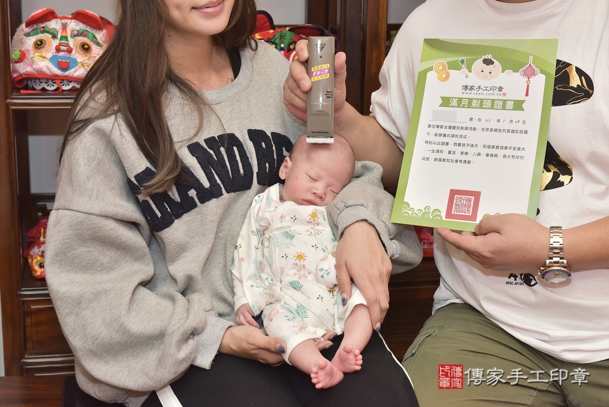 剃胎毛、滿月剃頭、嬰兒剃頭、嬰兒理髮、嬰兒剃髮、嬰兒剃胎毛、嬰兒滿月剃頭、寶寶剃頭、剃胎毛儀式、剃胎毛吉祥話、滿月剃頭儀式、滿月剃頭吉祥話、寶寶剃胎毛、寶寶滿月剃頭理髮、 新竹市香山區剃胎毛、新竹市香山區滿月剃頭、新竹市香山區嬰兒剃頭剃胎毛、新竹市香山區嬰兒理髮、新竹市嬰兒剃髮、 呂寶寶(新竹市香山區嬰兒寶寶滿月剃頭理髮、嬰兒剃胎毛儀式吉祥話)。中國風會場，爸媽寶貝穿「日中韓」古裝禮服。專業拍照、DVD光碟、證書。★購買「臍帶章、肚臍章、胎毛筆刷印章」贈送：剃頭、收涎、抓周，三選一。2022.01.23照片25