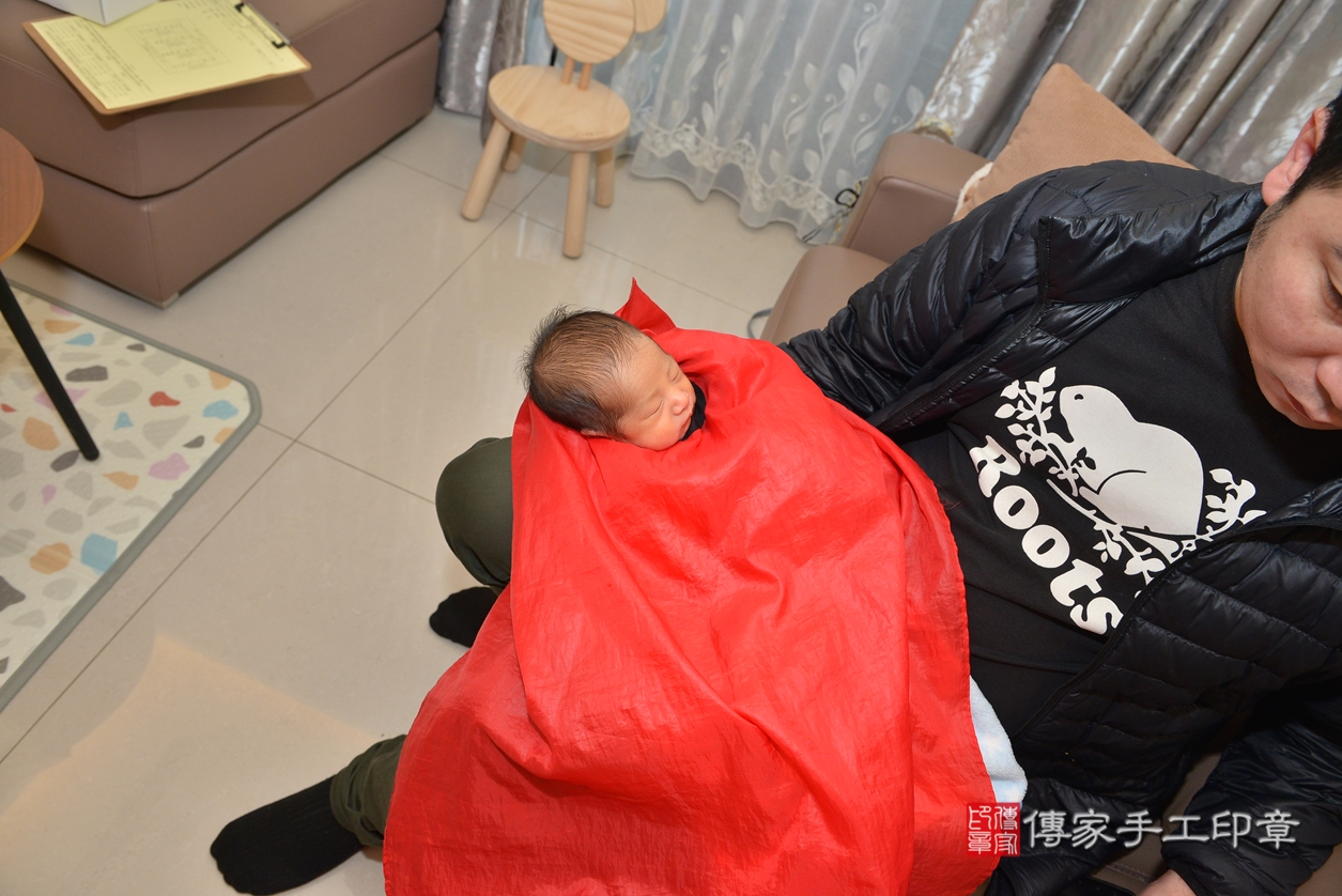 剃胎毛、滿月剃頭、嬰兒剃頭、嬰兒理髮、嬰兒剃髮、嬰兒剃胎毛、嬰兒滿月剃頭、寶寶剃頭、剃胎毛儀式、剃胎毛吉祥話、滿月剃頭儀式、滿月剃頭吉祥話、寶寶剃胎毛、寶寶滿月剃頭理髮、 新竹市香山區剃胎毛、新竹市香山區滿月剃頭、新竹市香山區嬰兒剃頭剃胎毛、新竹市香山區嬰兒理髮、新竹市嬰兒剃髮、 雙胞胎方寶寶&盧寶寶(新竹市香山區到府嬰兒寶寶滿月剃頭理髮、到府嬰兒剃胎毛儀式吉祥話)。到府剃頭剃胎毛主持、專業拍照、DVD光碟、證書。★購買「臍帶章、肚臍章、胎毛筆刷印章」贈送：剃頭、收涎、抓周，三選一。2021.12.24照片6