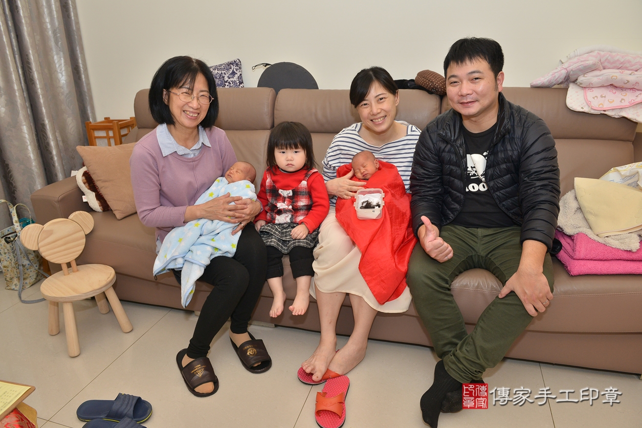 剃胎毛、滿月剃頭、嬰兒剃頭、嬰兒理髮、嬰兒剃髮、嬰兒剃胎毛、嬰兒滿月剃頭、寶寶剃頭、剃胎毛儀式、剃胎毛吉祥話、滿月剃頭儀式、滿月剃頭吉祥話、寶寶剃胎毛、寶寶滿月剃頭理髮、 新竹市香山區剃胎毛、新竹市香山區滿月剃頭、新竹市香山區嬰兒剃頭剃胎毛、新竹市香山區嬰兒理髮、新竹市嬰兒剃髮、 雙胞胎方寶寶&盧寶寶(新竹市香山區到府嬰兒寶寶滿月剃頭理髮、到府嬰兒剃胎毛儀式吉祥話)。到府剃頭剃胎毛主持、專業拍照、DVD光碟、證書。★購買「臍帶章、肚臍章、胎毛筆刷印章」贈送：剃頭、收涎、抓周，三選一。2021.12.24照片8