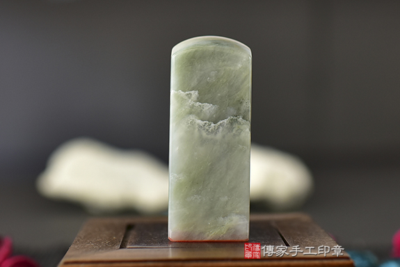 含住了很多髮絲的水晶~全手工噴砂~頂級綠髮彩玉公司印章 傳家印章台中店。2022.09.22