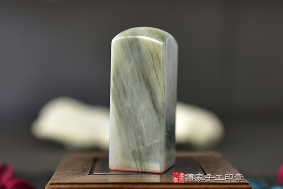 含住了很多髮絲的水晶~全手工噴砂~頂級綠髮彩玉公司印章 傳家印章台中店。2022.09.22