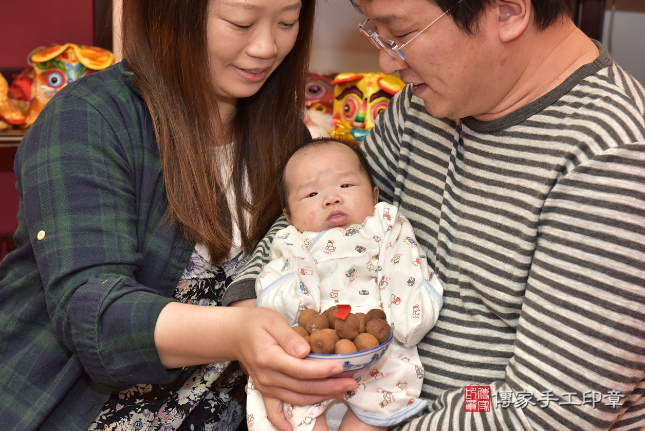 剃胎毛、滿月剃頭、嬰兒剃頭、嬰兒理髮、嬰兒剃髮、嬰兒剃胎毛、嬰兒滿月剃頭、寶寶剃頭、剃胎毛儀式、剃胎毛吉祥話、滿月剃頭儀式、滿月剃頭吉祥話、寶寶剃胎毛、寶寶滿月剃頭理髮、 新竹市香山區剃胎毛、新竹市香山區滿月剃頭、新竹市香山區嬰兒剃頭剃胎毛、新竹市香山區嬰兒理髮、新竹市嬰兒剃髮、 寶貝(新竹市香山區嬰兒寶寶滿月剃頭理髮、嬰兒剃胎毛儀式吉祥話)。中國風會場，爸媽寶貝穿「日中韓」古裝禮服。專業拍照、DVD光碟、證書。★購買「臍帶章、肚臍章、胎毛筆刷印章」贈送：剃頭、收涎、抓周，三選一。2022.01.03照片15