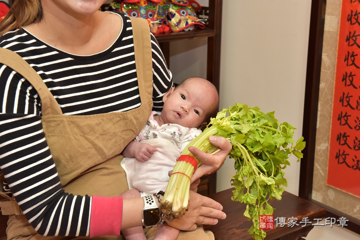 剃胎毛、滿月剃頭、嬰兒剃頭、嬰兒理髮、嬰兒剃髮、嬰兒剃胎毛、嬰兒滿月剃頭、寶寶剃頭、剃胎毛儀式、剃胎毛吉祥話、滿月剃頭儀式、滿月剃頭吉祥話、寶寶剃胎毛、寶寶滿月剃頭理髮、 新竹市香山區剃胎毛、新竹市香山區滿月剃頭、新竹市香山區嬰兒剃頭剃胎毛、新竹市香山區嬰兒理髮、新竹市嬰兒剃髮、 張寶寶(新竹市香山區嬰兒寶寶滿月剃頭理髮、嬰兒剃胎毛儀式吉祥話)。中國風會場，爸媽張寶寶穿「日中韓」古裝禮服。專業拍照、DVD光碟、證書。★購買「臍帶章、肚臍章、胎毛筆刷印章」贈送：剃頭、收涎、抓周，三選一。2022.01.05照片5