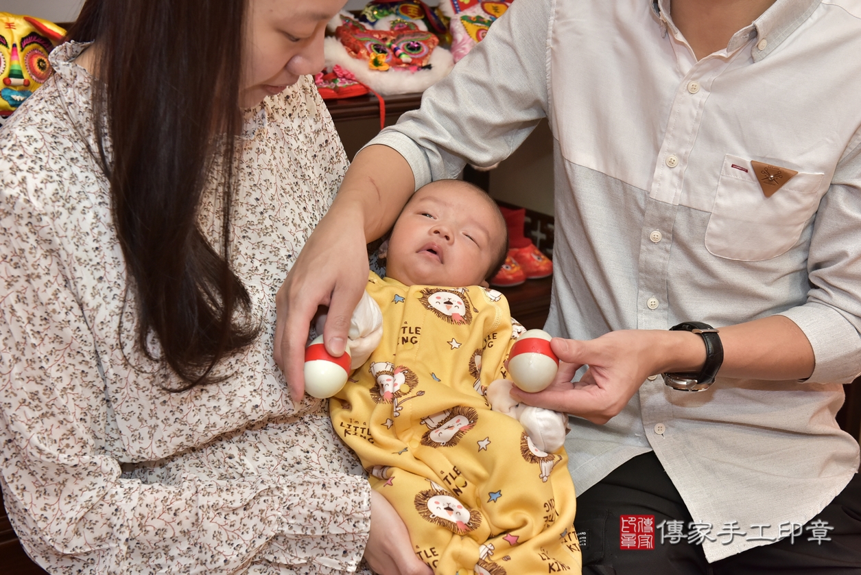 剃胎毛、滿月剃頭、嬰兒剃頭、嬰兒理髮、嬰兒剃髮、嬰兒剃胎毛、嬰兒滿月剃頭、寶寶剃頭、剃胎毛儀式、剃胎毛吉祥話、滿月剃頭儀式、滿月剃頭吉祥話、寶寶剃胎毛、寶寶滿月剃頭理髮、 新竹市香山區剃胎毛、新竹市香山區滿月剃頭、新竹市香山區嬰兒剃頭剃胎毛、新竹市香山區嬰兒理髮、新竹市嬰兒剃髮、 胡寶寶(新竹市香山區嬰兒寶寶滿月剃頭理髮、嬰兒剃胎毛儀式吉祥話)。中國風會場，爸媽胡寶寶穿「日中韓」古裝禮服。專業拍照、DVD光碟、證書。★購買「臍帶章、肚臍章、胎毛筆刷印章」贈送：剃頭、收涎、抓周，三選一。2022.01.25照片9