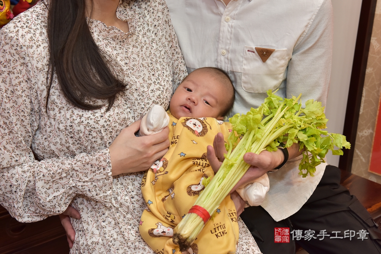 剃胎毛、滿月剃頭、嬰兒剃頭、嬰兒理髮、嬰兒剃髮、嬰兒剃胎毛、嬰兒滿月剃頭、寶寶剃頭、剃胎毛儀式、剃胎毛吉祥話、滿月剃頭儀式、滿月剃頭吉祥話、寶寶剃胎毛、寶寶滿月剃頭理髮、 新竹市香山區剃胎毛、新竹市香山區滿月剃頭、新竹市香山區嬰兒剃頭剃胎毛、新竹市香山區嬰兒理髮、新竹市嬰兒剃髮、 胡寶寶(新竹市香山區嬰兒寶寶滿月剃頭理髮、嬰兒剃胎毛儀式吉祥話)。中國風會場，爸媽胡寶寶穿「日中韓」古裝禮服。專業拍照、DVD光碟、證書。★購買「臍帶章、肚臍章、胎毛筆刷印章」贈送：剃頭、收涎、抓周，三選一。2022.01.25照片19