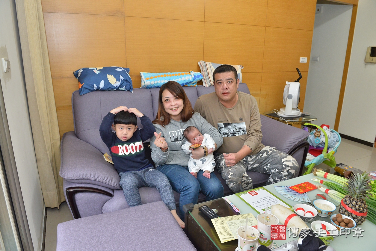剃胎毛、滿月剃頭、嬰兒剃頭、嬰兒理髮、嬰兒剃髮、嬰兒剃胎毛、嬰兒滿月剃頭、寶寶剃頭、剃胎毛儀式、剃胎毛吉祥話、滿月剃頭儀式、滿月剃頭吉祥話、寶寶剃胎毛、寶寶滿月剃頭理髮、 新竹縣頭份鎮剃胎毛、新竹縣頭份鎮滿月剃頭、新竹縣頭份鎮嬰兒剃頭剃胎毛、新竹縣頭份鎮嬰兒理髮、新竹縣嬰兒剃髮、 饒寶寶(新竹縣頭份鎮到府嬰兒寶寶滿月剃頭理髮、到府嬰兒剃胎毛儀式吉祥話)。到府剃頭剃胎毛主持、專業拍照、DVD光碟、證書。★購買「臍帶章、肚臍章、胎毛筆刷印章」贈送：剃頭、收涎、抓周，三選一。2022.01.29照片2