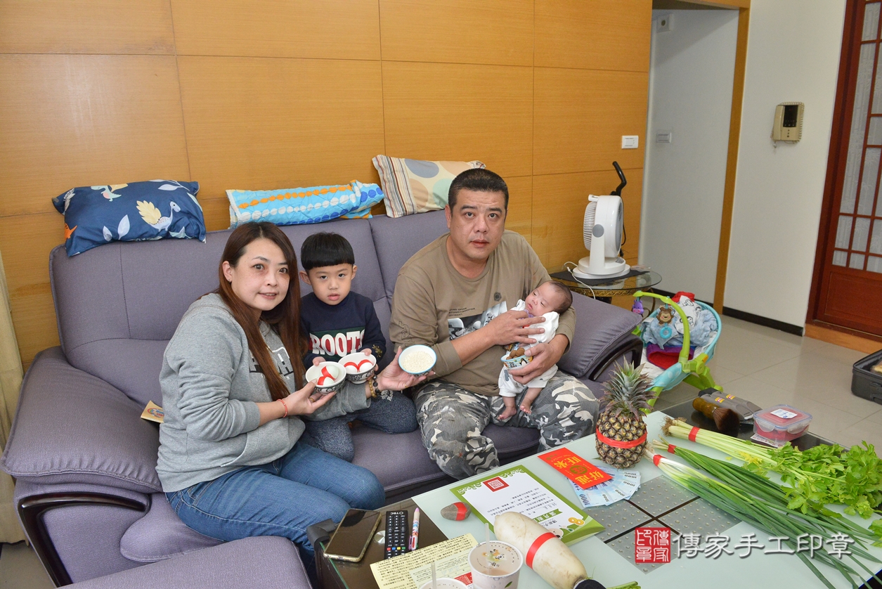 剃胎毛、滿月剃頭、嬰兒剃頭、嬰兒理髮、嬰兒剃髮、嬰兒剃胎毛、嬰兒滿月剃頭、寶寶剃頭、剃胎毛儀式、剃胎毛吉祥話、滿月剃頭儀式、滿月剃頭吉祥話、寶寶剃胎毛、寶寶滿月剃頭理髮、 新竹縣頭份鎮剃胎毛、新竹縣頭份鎮滿月剃頭、新竹縣頭份鎮嬰兒剃頭剃胎毛、新竹縣頭份鎮嬰兒理髮、新竹縣嬰兒剃髮、 饒寶寶(新竹縣頭份鎮到府嬰兒寶寶滿月剃頭理髮、到府嬰兒剃胎毛儀式吉祥話)。到府剃頭剃胎毛主持、專業拍照、DVD光碟、證書。★購買「臍帶章、肚臍章、胎毛筆刷印章」贈送：剃頭、收涎、抓周，三選一。2022.01.29照片4