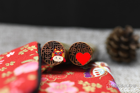 雙雙對對：帶眼黃金綠檀木結婚對章實際成品、印章作品分享、帶眼黃金綠檀木印章材質介紹。（結婚對章）傳家手工印章新竹店。2022.09.24