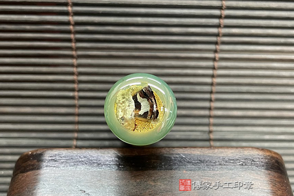 青青草地綠 綠瑪瑙臍髮印章、半手工噴砂印章、綠瑪瑙材質介紹。傳家手工印章高雄店。2022.10.05