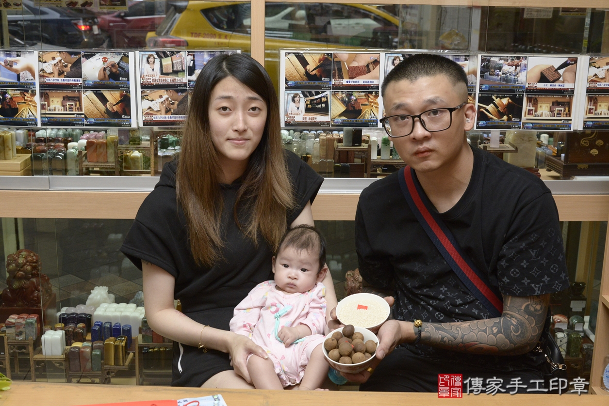 剃胎毛、滿月剃頭、嬰兒剃頭、嬰兒理髮、嬰兒剃髮、嬰兒剃胎毛、嬰兒滿月剃頭、蔡寶寶剃頭、剃胎毛儀式、剃胎毛吉祥話、滿月剃頭儀式、滿月剃頭吉祥話、蔡寶寶剃胎毛、蔡寶寶滿月剃頭理髮、 新北市永和區剃胎毛、新北市永和區滿月剃頭、新北市永和區嬰兒剃頭剃胎毛、新北市永和區嬰兒理髮、新北市中嬰兒剃髮、 蔡寶寶(新北市永和區嬰兒蔡寶寶滿月剃頭理髮、嬰兒剃胎毛儀式吉祥話)。中國風會場，爸媽寶貝穿「日中韓」古裝禮服。專業拍照、DVD光碟、證書。★購買「臍帶章、肚臍章、胎毛筆刷印章」贈送：剃頭、收涎、抓周，三選一。2022.06.23照片9