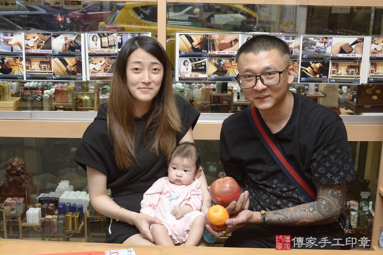 剃胎毛、滿月剃頭、嬰兒剃頭、嬰兒理髮、嬰兒剃髮、嬰兒剃胎毛、嬰兒滿月剃頭、蔡寶寶剃頭、剃胎毛儀式、剃胎毛吉祥話、滿月剃頭儀式、滿月剃頭吉祥話、蔡寶寶剃胎毛、蔡寶寶滿月剃頭理髮、 新北市永和區剃胎毛、新北市永和區滿月剃頭、新北市永和區嬰兒剃頭剃胎毛、新北市永和區嬰兒理髮、新北市中嬰兒剃髮、 蔡寶寶(新北市永和區嬰兒蔡寶寶滿月剃頭理髮、嬰兒剃胎毛儀式吉祥話)。中國風會場，爸媽寶貝穿「日中韓」古裝禮服。專業拍照、DVD光碟、證書。★購買「臍帶章、肚臍章、胎毛筆刷印章」贈送：剃頭、收涎、抓周，三選一。2022.06.23照片12