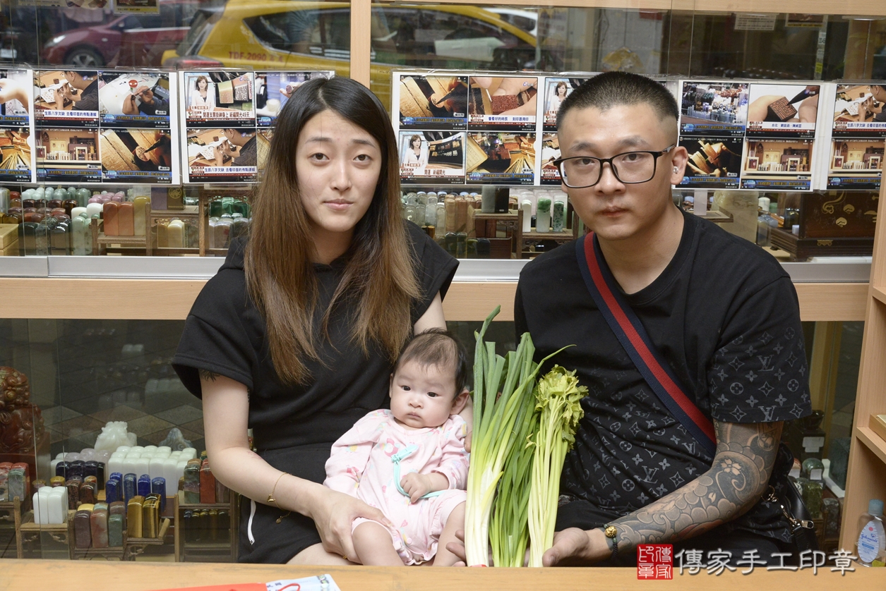 剃胎毛、滿月剃頭、嬰兒剃頭、嬰兒理髮、嬰兒剃髮、嬰兒剃胎毛、嬰兒滿月剃頭、蔡寶寶剃頭、剃胎毛儀式、剃胎毛吉祥話、滿月剃頭儀式、滿月剃頭吉祥話、蔡寶寶剃胎毛、蔡寶寶滿月剃頭理髮、 新北市永和區剃胎毛、新北市永和區滿月剃頭、新北市永和區嬰兒剃頭剃胎毛、新北市永和區嬰兒理髮、新北市中嬰兒剃髮、 蔡寶寶(新北市永和區嬰兒蔡寶寶滿月剃頭理髮、嬰兒剃胎毛儀式吉祥話)。中國風會場，爸媽寶貝穿「日中韓」古裝禮服。專業拍照、DVD光碟、證書。★購買「臍帶章、肚臍章、胎毛筆刷印章」贈送：剃頭、收涎、抓周，三選一。2022.06.23照片15
