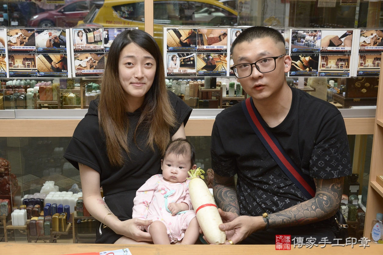 剃胎毛、滿月剃頭、嬰兒剃頭、嬰兒理髮、嬰兒剃髮、嬰兒剃胎毛、嬰兒滿月剃頭、蔡寶寶剃頭、剃胎毛儀式、剃胎毛吉祥話、滿月剃頭儀式、滿月剃頭吉祥話、蔡寶寶剃胎毛、蔡寶寶滿月剃頭理髮、 新北市永和區剃胎毛、新北市永和區滿月剃頭、新北市永和區嬰兒剃頭剃胎毛、新北市永和區嬰兒理髮、新北市中嬰兒剃髮、 蔡寶寶(新北市永和區嬰兒蔡寶寶滿月剃頭理髮、嬰兒剃胎毛儀式吉祥話)。中國風會場，爸媽寶貝穿「日中韓」古裝禮服。專業拍照、DVD光碟、證書。★購買「臍帶章、肚臍章、胎毛筆刷印章」贈送：剃頭、收涎、抓周，三選一。2022.06.23照片19