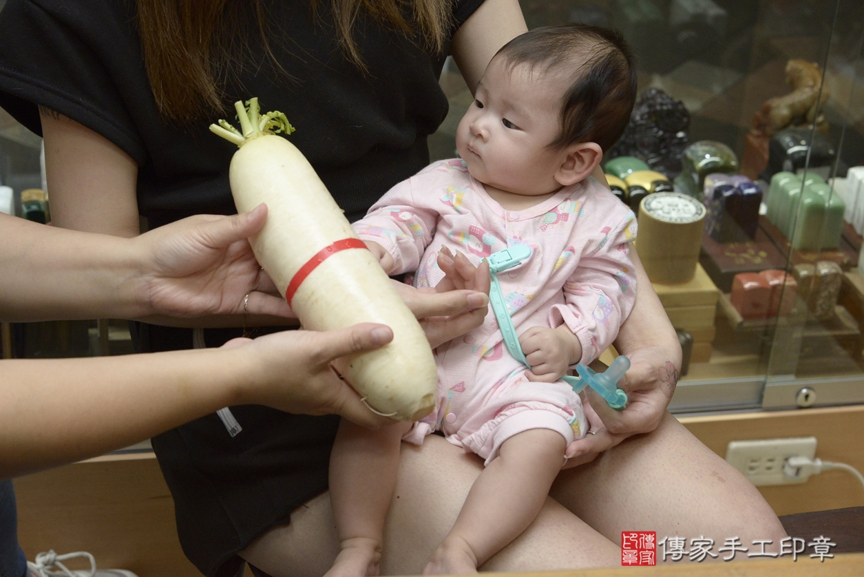 剃胎毛、滿月剃頭、嬰兒剃頭、嬰兒理髮、嬰兒剃髮、嬰兒剃胎毛、嬰兒滿月剃頭、蔡寶寶剃頭、剃胎毛儀式、剃胎毛吉祥話、滿月剃頭儀式、滿月剃頭吉祥話、蔡寶寶剃胎毛、蔡寶寶滿月剃頭理髮、 新北市永和區剃胎毛、新北市永和區滿月剃頭、新北市永和區嬰兒剃頭剃胎毛、新北市永和區嬰兒理髮、新北市中嬰兒剃髮、 蔡寶寶(新北市永和區嬰兒蔡寶寶滿月剃頭理髮、嬰兒剃胎毛儀式吉祥話)。中國風會場，爸媽寶貝穿「日中韓」古裝禮服。專業拍照、DVD光碟、證書。★購買「臍帶章、肚臍章、胎毛筆刷印章」贈送：剃頭、收涎、抓周，三選一。2022.06.23照片20