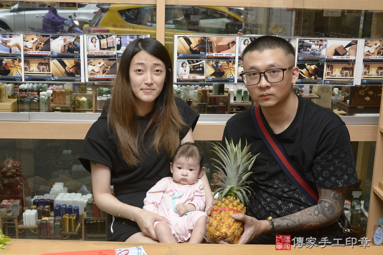 剃胎毛、滿月剃頭、嬰兒剃頭、嬰兒理髮、嬰兒剃髮、嬰兒剃胎毛、嬰兒滿月剃頭、蔡寶寶剃頭、剃胎毛儀式、剃胎毛吉祥話、滿月剃頭儀式、滿月剃頭吉祥話、蔡寶寶剃胎毛、蔡寶寶滿月剃頭理髮、 新北市永和區剃胎毛、新北市永和區滿月剃頭、新北市永和區嬰兒剃頭剃胎毛、新北市永和區嬰兒理髮、新北市中嬰兒剃髮、 蔡寶寶(新北市永和區嬰兒蔡寶寶滿月剃頭理髮、嬰兒剃胎毛儀式吉祥話)。中國風會場，爸媽寶貝穿「日中韓」古裝禮服。專業拍照、DVD光碟、證書。★購買「臍帶章、肚臍章、胎毛筆刷印章」贈送：剃頭、收涎、抓周，三選一。2022.06.23照片21
