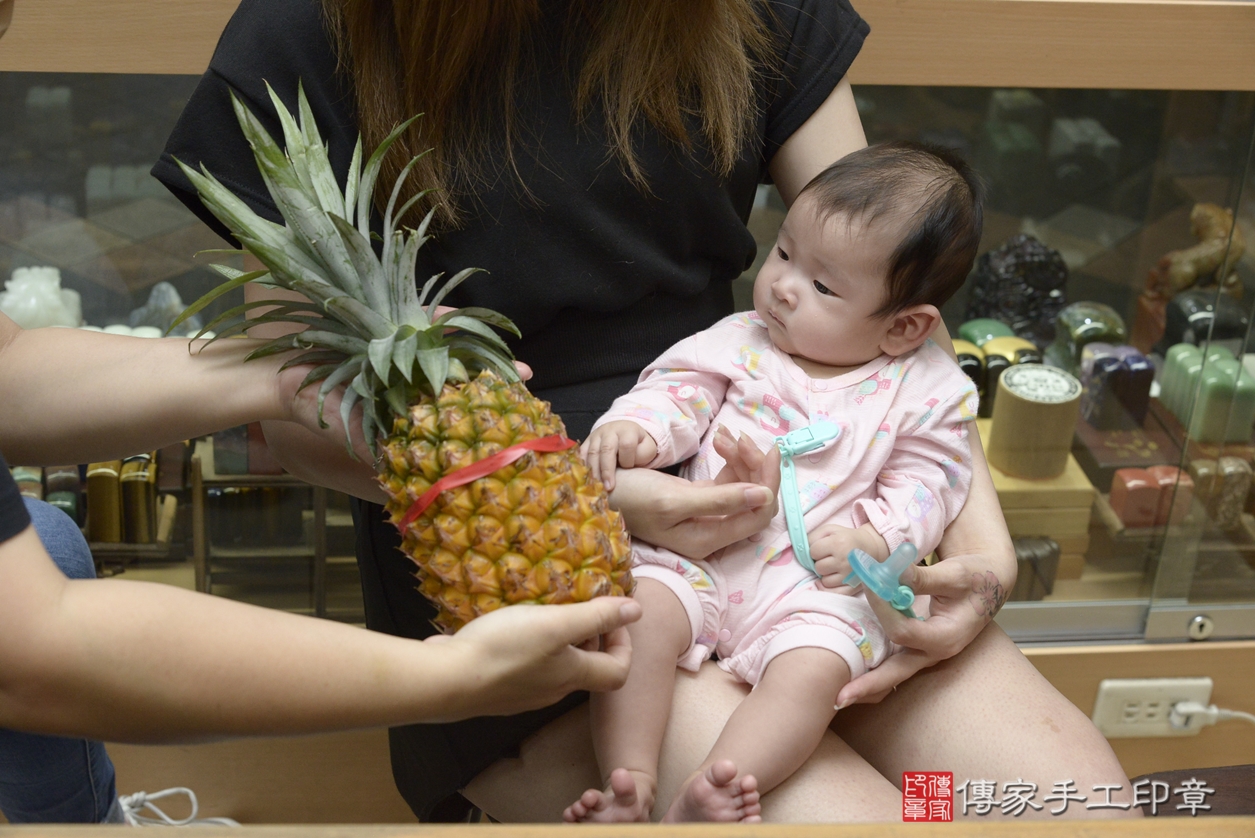 剃胎毛、滿月剃頭、嬰兒剃頭、嬰兒理髮、嬰兒剃髮、嬰兒剃胎毛、嬰兒滿月剃頭、蔡寶寶剃頭、剃胎毛儀式、剃胎毛吉祥話、滿月剃頭儀式、滿月剃頭吉祥話、蔡寶寶剃胎毛、蔡寶寶滿月剃頭理髮、 新北市永和區剃胎毛、新北市永和區滿月剃頭、新北市永和區嬰兒剃頭剃胎毛、新北市永和區嬰兒理髮、新北市中嬰兒剃髮、 蔡寶寶(新北市永和區嬰兒蔡寶寶滿月剃頭理髮、嬰兒剃胎毛儀式吉祥話)。中國風會場，爸媽寶貝穿「日中韓」古裝禮服。專業拍照、DVD光碟、證書。★購買「臍帶章、肚臍章、胎毛筆刷印章」贈送：剃頭、收涎、抓周，三選一。2022.06.23照片22