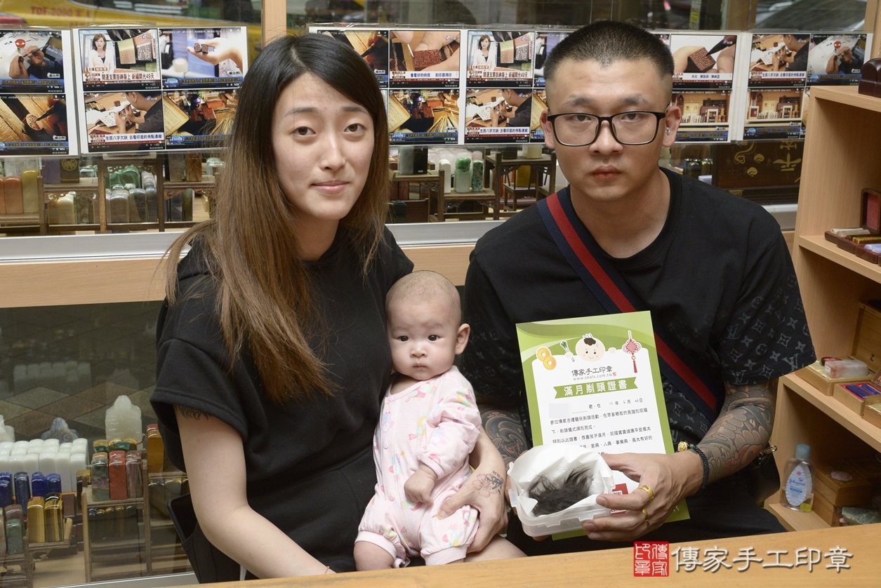 剃胎毛、滿月剃頭、嬰兒剃頭、嬰兒理髮、嬰兒剃髮、嬰兒剃胎毛、嬰兒滿月剃頭、蔡寶寶剃頭、剃胎毛儀式、剃胎毛吉祥話、滿月剃頭儀式、滿月剃頭吉祥話、蔡寶寶剃胎毛、蔡寶寶滿月剃頭理髮、 新北市永和區剃胎毛、新北市永和區滿月剃頭、新北市永和區嬰兒剃頭剃胎毛、新北市永和區嬰兒理髮、新北市中嬰兒剃髮、 蔡寶寶(新北市永和區嬰兒蔡寶寶滿月剃頭理髮、嬰兒剃胎毛儀式吉祥話)。中國風會場，爸媽寶貝穿「日中韓」古裝禮服。專業拍照、DVD光碟、證書。★購買「臍帶章、肚臍章、胎毛筆刷印章」贈送：剃頭、收涎、抓周，三選一。2022.06.23照片28