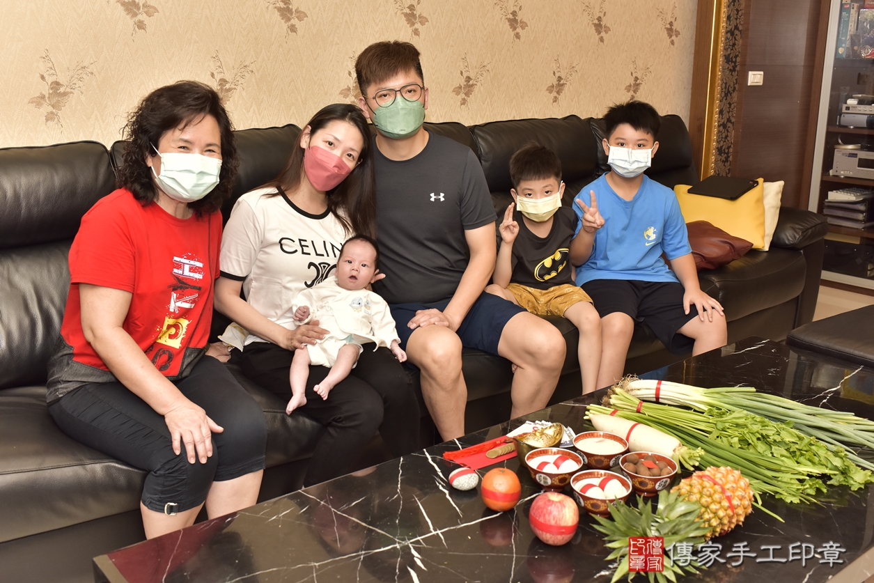 剃胎毛、滿月剃頭、嬰兒剃頭、嬰兒理髮、嬰兒剃髮、嬰兒剃胎毛、嬰兒滿月剃頭、高寶寶剃頭、剃胎毛儀式、剃胎毛吉祥話、滿月剃頭儀式、滿月剃頭吉祥話、高寶寶剃胎毛、高寶寶滿月剃頭理髮、 台北市萬華區剃胎毛、台北市萬華區滿月剃頭、台北市萬華區嬰兒剃頭剃胎毛、台北市萬華區嬰兒理髮、台北市中嬰兒剃髮、 高寶寶(台北市萬華區到府嬰兒高寶寶滿月剃頭理髮、到府嬰兒剃胎毛儀式吉祥話)。到府剃頭剃胎毛主持、專業拍照、DVD光碟、證書。★購買「臍帶章、肚臍章、胎毛筆刷印章」贈送：剃頭、收涎、抓周，三選一。2022.06.25照片1