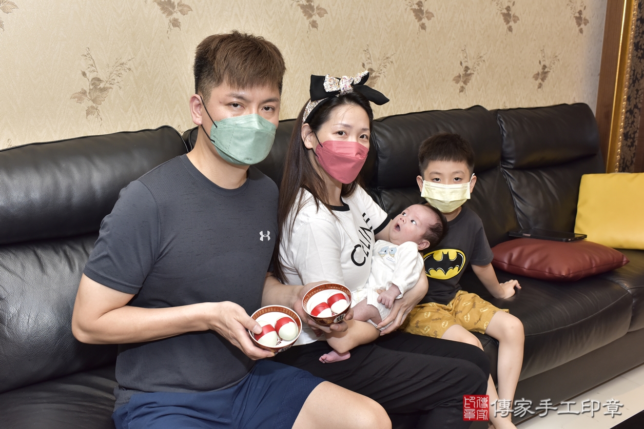 剃胎毛、滿月剃頭、嬰兒剃頭、嬰兒理髮、嬰兒剃髮、嬰兒剃胎毛、嬰兒滿月剃頭、高寶寶剃頭、剃胎毛儀式、剃胎毛吉祥話、滿月剃頭儀式、滿月剃頭吉祥話、高寶寶剃胎毛、高寶寶滿月剃頭理髮、 台北市萬華區剃胎毛、台北市萬華區滿月剃頭、台北市萬華區嬰兒剃頭剃胎毛、台北市萬華區嬰兒理髮、台北市中嬰兒剃髮、 高寶寶(台北市萬華區到府嬰兒高寶寶滿月剃頭理髮、到府嬰兒剃胎毛儀式吉祥話)。到府剃頭剃胎毛主持、專業拍照、DVD光碟、證書。★購買「臍帶章、肚臍章、胎毛筆刷印章」贈送：剃頭、收涎、抓周，三選一。2022.06.25照片4