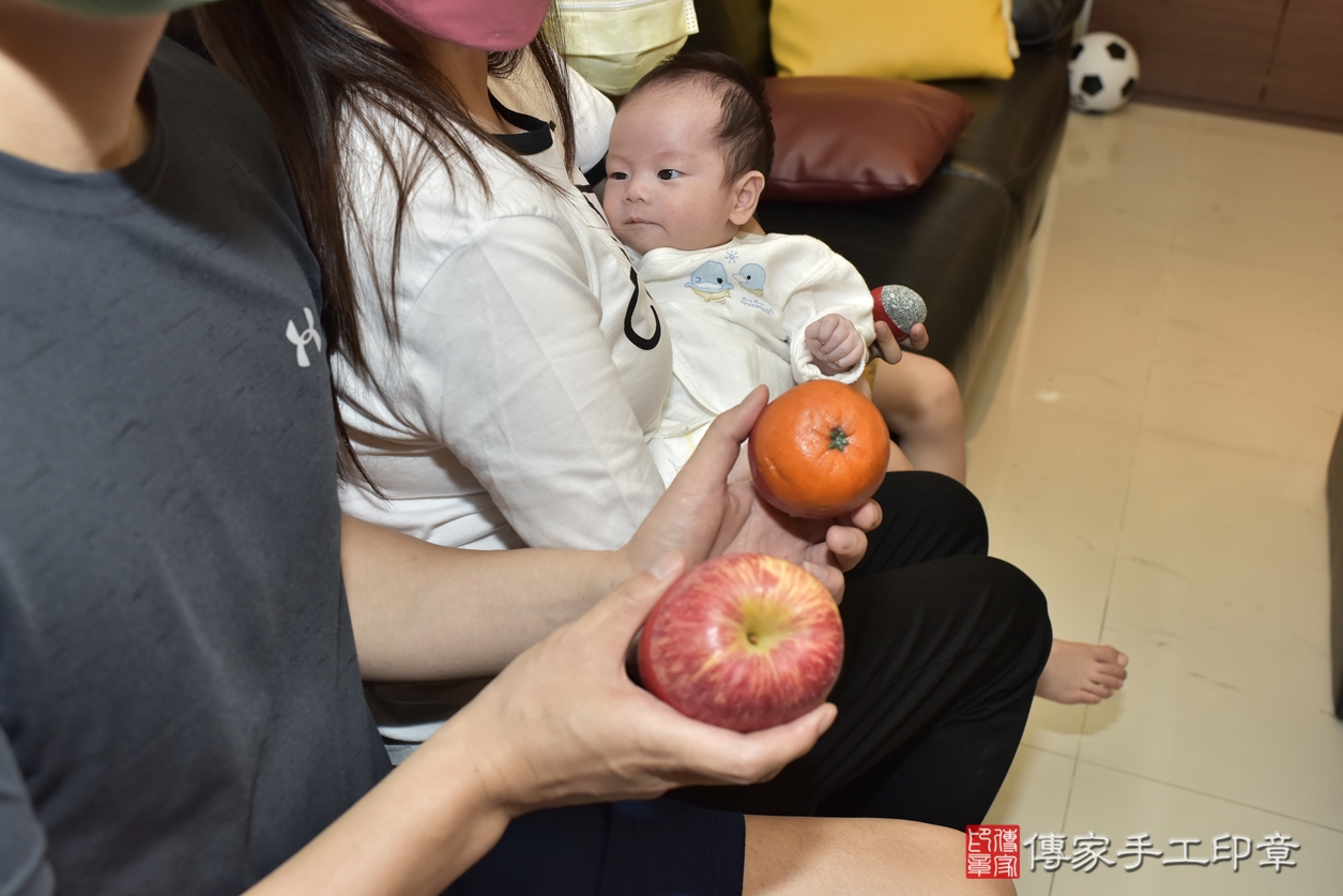 剃胎毛、滿月剃頭、嬰兒剃頭、嬰兒理髮、嬰兒剃髮、嬰兒剃胎毛、嬰兒滿月剃頭、高寶寶剃頭、剃胎毛儀式、剃胎毛吉祥話、滿月剃頭儀式、滿月剃頭吉祥話、高寶寶剃胎毛、高寶寶滿月剃頭理髮、 台北市萬華區剃胎毛、台北市萬華區滿月剃頭、台北市萬華區嬰兒剃頭剃胎毛、台北市萬華區嬰兒理髮、台北市中嬰兒剃髮、 高寶寶(台北市萬華區到府嬰兒高寶寶滿月剃頭理髮、到府嬰兒剃胎毛儀式吉祥話)。到府剃頭剃胎毛主持、專業拍照、DVD光碟、證書。★購買「臍帶章、肚臍章、胎毛筆刷印章」贈送：剃頭、收涎、抓周，三選一。2022.06.25照片9