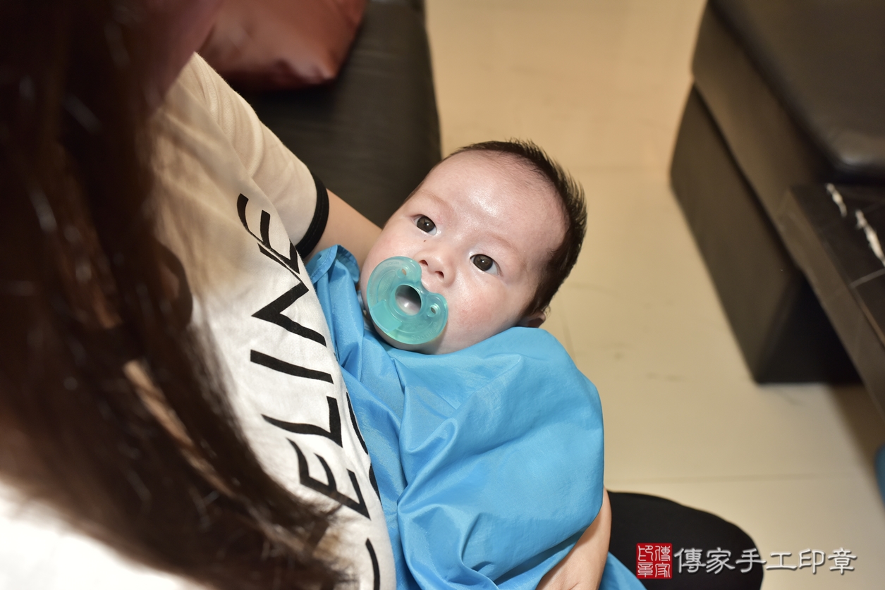 剃胎毛、滿月剃頭、嬰兒剃頭、嬰兒理髮、嬰兒剃髮、嬰兒剃胎毛、嬰兒滿月剃頭、高寶寶剃頭、剃胎毛儀式、剃胎毛吉祥話、滿月剃頭儀式、滿月剃頭吉祥話、高寶寶剃胎毛、高寶寶滿月剃頭理髮、 台北市萬華區剃胎毛、台北市萬華區滿月剃頭、台北市萬華區嬰兒剃頭剃胎毛、台北市萬華區嬰兒理髮、台北市中嬰兒剃髮、 高寶寶(台北市萬華區到府嬰兒高寶寶滿月剃頭理髮、到府嬰兒剃胎毛儀式吉祥話)。到府剃頭剃胎毛主持、專業拍照、DVD光碟、證書。★購買「臍帶章、肚臍章、胎毛筆刷印章」贈送：剃頭、收涎、抓周，三選一。2022.06.25照片14