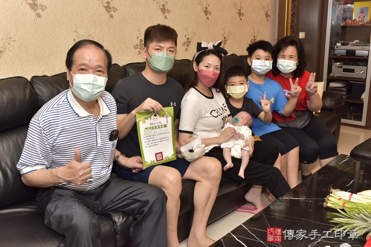 剃胎毛、滿月剃頭、嬰兒剃頭、嬰兒理髮、嬰兒剃髮、嬰兒剃胎毛、嬰兒滿月剃頭、高寶寶剃頭、剃胎毛儀式、剃胎毛吉祥話、滿月剃頭儀式、滿月剃頭吉祥話、高寶寶剃胎毛、高寶寶滿月剃頭理髮、 台北市萬華區剃胎毛、台北市萬華區滿月剃頭、台北市萬華區嬰兒剃頭剃胎毛、台北市萬華區嬰兒理髮、台北市中嬰兒剃髮、 高寶寶(台北市萬華區到府嬰兒高寶寶滿月剃頭理髮、到府嬰兒剃胎毛儀式吉祥話)。到府剃頭剃胎毛主持、專業拍照、DVD光碟、證書。★購買「臍帶章、肚臍章、胎毛筆刷印章」贈送：剃頭、收涎、抓周，三選一。2022.06.25照片15