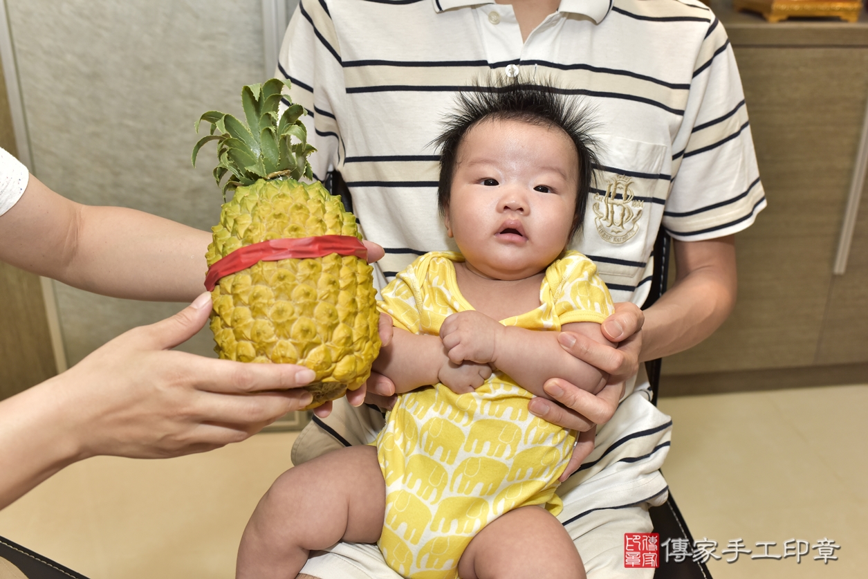 剃胎毛、滿月剃頭、嬰兒剃頭、嬰兒理髮、嬰兒剃髮、嬰兒剃胎毛、嬰兒滿月剃頭、張寶寶剃頭、剃胎毛儀式、剃胎毛吉祥話、滿月剃頭儀式、滿月剃頭吉祥話、張寶寶剃胎毛、張寶寶滿月剃頭理髮、 新北市新店區剃胎毛、新北市新店區滿月剃頭、新北市新店區嬰兒剃頭剃胎毛、新北市新店區嬰兒理髮、新北市中嬰兒剃髮、 張寶寶(新北市新店區到府嬰兒張寶寶滿月剃頭理髮、到府嬰兒剃胎毛儀式吉祥話)。到府剃頭剃胎毛主持、專業拍照、DVD光碟、證書。★購買「臍帶章、肚臍章、胎毛筆刷印章」贈送：剃頭、收涎、抓周，三選一。2022.07.31照片18
