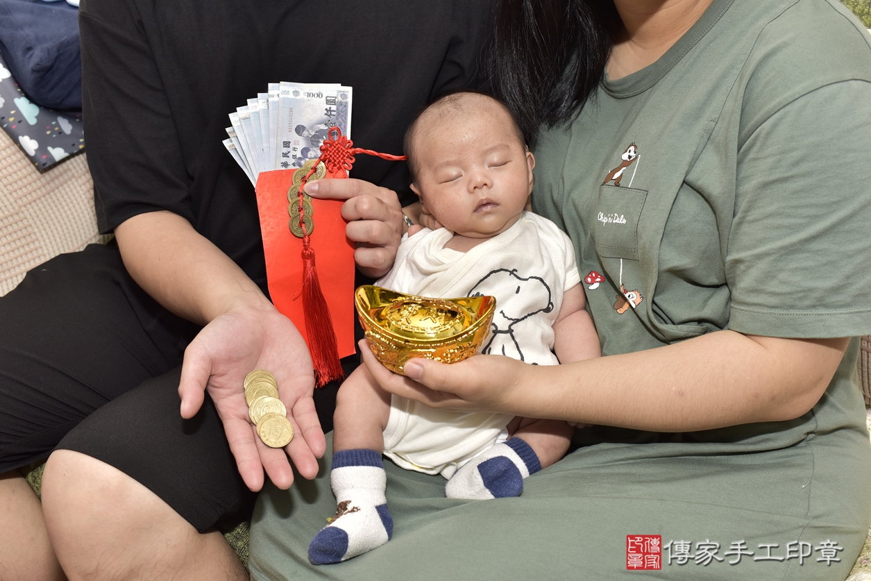 剃胎毛、滿月剃頭、嬰兒剃頭、嬰兒理髮、嬰兒剃髮、嬰兒剃胎毛、嬰兒滿月剃頭、曾寶寶剃頭、剃胎毛儀式、剃胎毛吉祥話、滿月剃頭儀式、滿月剃頭吉祥話、曾寶寶剃胎毛、曾寶寶滿月剃頭理髮、 台北市內湖區剃胎毛、台北市內湖區滿月剃頭、台北市內湖區嬰兒剃頭剃胎毛、台北市內湖區嬰兒理髮、台北市中嬰兒剃髮、 曾寶寶(台北市內湖區到府嬰兒曾寶寶滿月剃頭理髮、到府嬰兒剃胎毛儀式吉祥話)。到府剃頭剃胎毛主持、專業拍照、DVD光碟、證書。★購買「臍帶章、肚臍章、胎毛筆刷印章」贈送：剃頭、收涎、抓周，三選一。2022.08.08照片19
