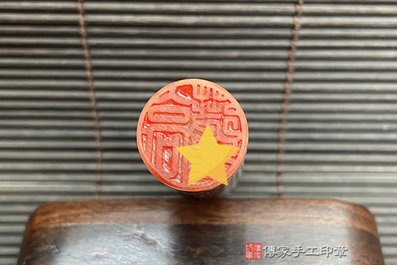 雨過天晴後的絢爛彩虹 全手工噴砂 彩虹瑪瑙印章成品分享、彩虹瑪瑙印章材質介紹。（個人開運印章）傳家手工印章高雄店。2022.10.07