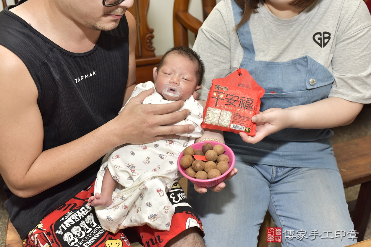 剃胎毛、滿月剃頭、嬰兒剃頭、嬰兒理髮、嬰兒剃髮、嬰兒剃胎毛、嬰兒滿月剃頭、林寶寶剃頭、剃胎毛儀式、剃胎毛吉祥話、滿月剃頭儀式、滿月剃頭吉祥話、林寶寶剃胎毛、林寶寶滿月剃頭理髮、 新北市貢寮區剃胎毛、新北市貢寮區滿月剃頭、新北市貢寮區嬰兒剃頭剃胎毛、新北市貢寮區嬰兒理髮、台北市中嬰兒剃髮、 林寶寶(新北市貢寮區到府嬰兒林寶寶滿月剃頭理髮、到府嬰兒剃胎毛儀式吉祥話)。到府剃頭剃胎毛主持、專業拍照、DVD光碟、證書。★購買「臍帶章、肚臍章、胎毛筆刷印章」贈送：剃頭、收涎、抓周，三選一。2022.08.26照片8