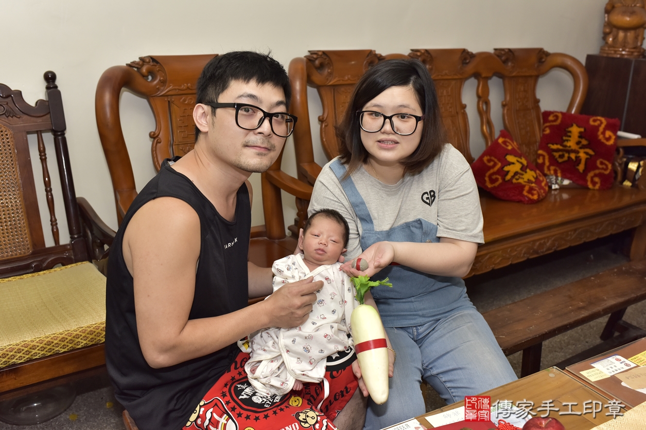 剃胎毛、滿月剃頭、嬰兒剃頭、嬰兒理髮、嬰兒剃髮、嬰兒剃胎毛、嬰兒滿月剃頭、林寶寶剃頭、剃胎毛儀式、剃胎毛吉祥話、滿月剃頭儀式、滿月剃頭吉祥話、林寶寶剃胎毛、林寶寶滿月剃頭理髮、 新北市貢寮區剃胎毛、新北市貢寮區滿月剃頭、新北市貢寮區嬰兒剃頭剃胎毛、新北市貢寮區嬰兒理髮、台北市中嬰兒剃髮、 林寶寶(新北市貢寮區到府嬰兒林寶寶滿月剃頭理髮、到府嬰兒剃胎毛儀式吉祥話)。到府剃頭剃胎毛主持、專業拍照、DVD光碟、證書。★購買「臍帶章、肚臍章、胎毛筆刷印章」贈送：剃頭、收涎、抓周，三選一。2022.08.26照片11