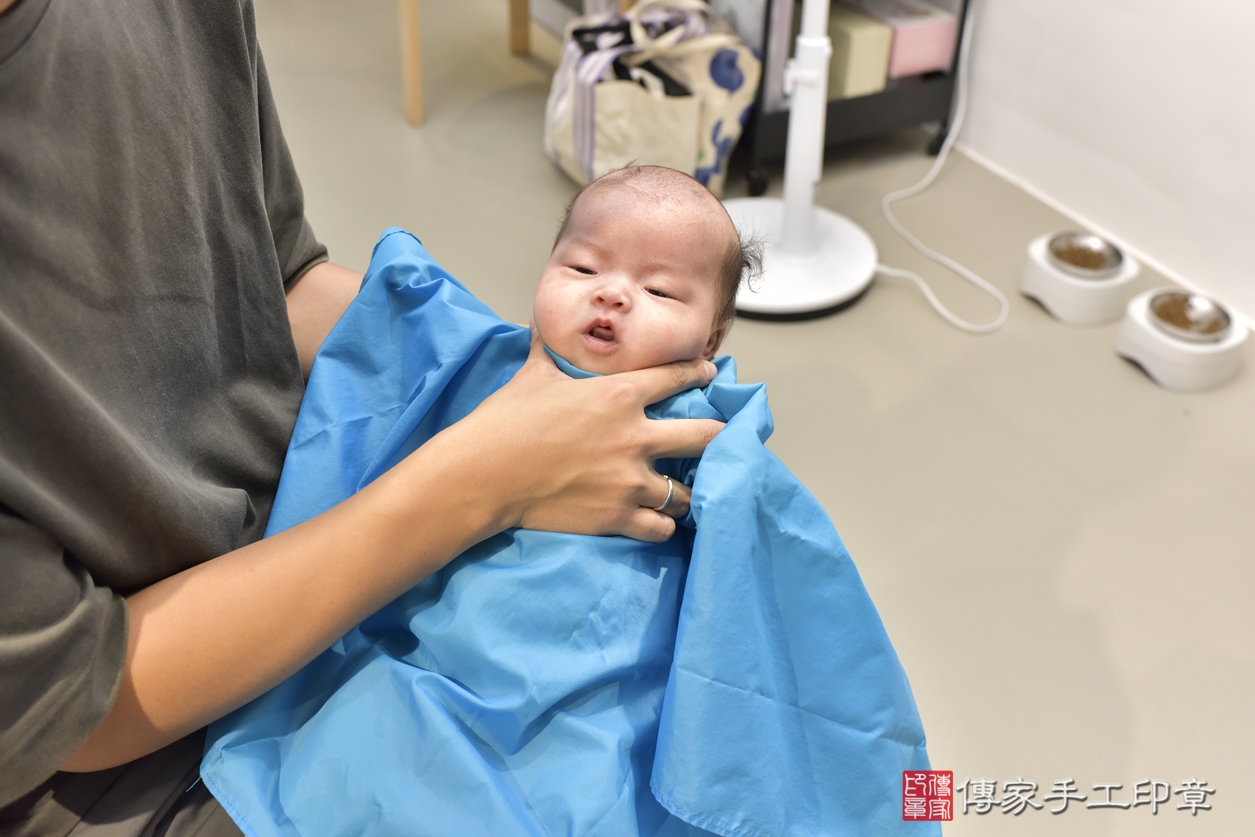 剃胎毛、滿月剃頭、嬰兒剃頭、嬰兒理髮、嬰兒剃髮、嬰兒剃胎毛、嬰兒滿月剃頭、龔寶寶剃頭、剃胎毛儀式、剃胎毛吉祥話、滿月剃頭儀式、滿月剃頭吉祥話、龔寶寶剃胎毛、龔寶寶滿月剃頭理髮、 新北市永和區剃胎毛、新北市永和區滿月剃頭、新北市永和區嬰兒剃頭剃胎毛、新北市永和區嬰兒理髮、台北市中嬰兒剃髮、 龔寶寶(新北市永和區到府嬰兒龔寶寶滿月剃頭理髮、到府嬰兒剃胎毛儀式吉祥話)。到府剃頭剃胎毛主持、專業拍照、DVD光碟、證書。★購買「臍帶章、肚臍章、胎毛筆刷印章」贈送：剃頭、收涎、抓周，三選一。2022.09.14照片18