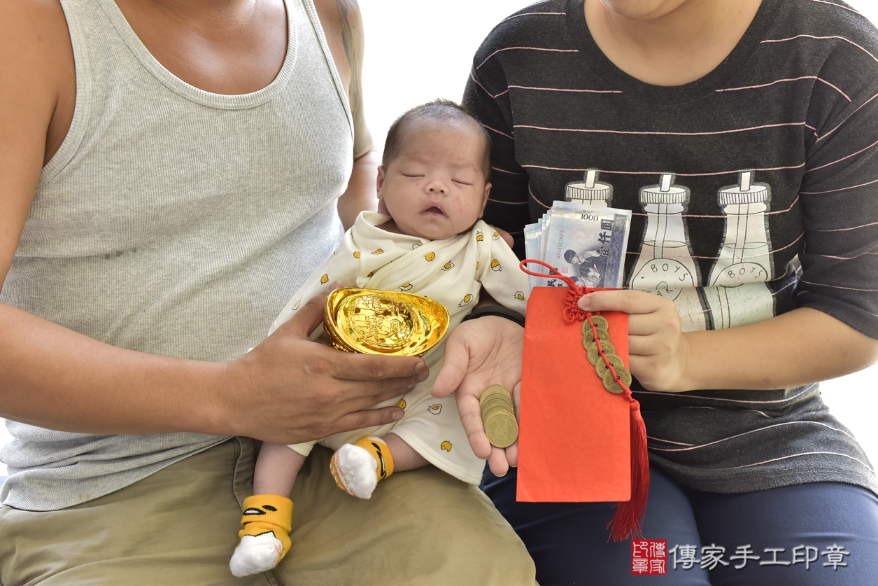 剃胎毛、滿月剃頭、嬰兒剃頭、嬰兒理髮、嬰兒剃髮、嬰兒剃胎毛、嬰兒滿月剃頭、黃寶寶剃頭、剃胎毛儀式、剃胎毛吉祥話、滿月剃頭儀式、滿月剃頭吉祥話、黃寶寶剃胎毛、黃寶寶滿月剃頭理髮、 新北市坪林區剃胎毛、新北市坪林區滿月剃頭、新北市坪林區嬰兒剃頭剃胎毛、新北市坪林區嬰兒理髮、台北市中嬰兒剃髮、 黃寶寶(新北市坪林區到府嬰兒黃寶寶滿月剃頭理髮、到府嬰兒剃胎毛儀式吉祥話)。到府剃頭剃胎毛主持、專業拍照、DVD光碟、證書。★購買「臍帶章、肚臍章、胎毛筆刷印章」贈送：剃頭、收涎、抓周，三選一。2022.09.15照片17