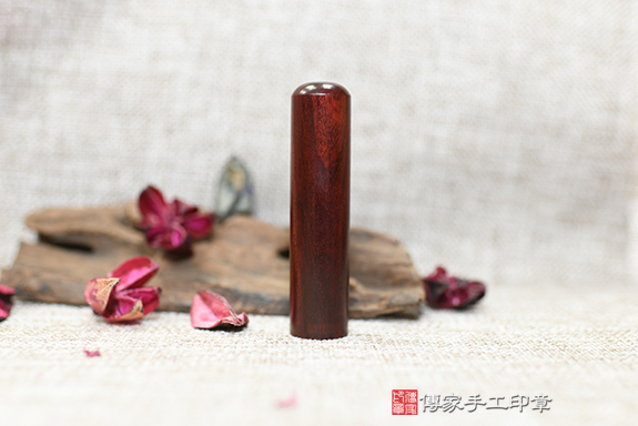 紅艷艷~泰國雞血紅木印章實際成品、印章作品分享、泰國雞血紅木印章材質介紹。(個人印鑑章、銀行印鑑章、個人開運印章)傳家手工印章新竹店。2022.10.23 紅艷艷~泰國雞血紅木印章實際成品、印章作品分享、泰國雞血紅木印章材質介紹。(個人印鑑章、銀行印鑑章、個人開運印章)傳家手工印章新竹店。2022.10.23