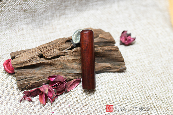 紅艷艷~泰國雞血紅木印章實際成品、印章作品分享、泰國雞血紅木印章材質介紹。(個人印鑑章、銀行印鑑章、個人開運印章)傳家手工印章新竹店。2022.10.23 紅艷艷~泰國雞血紅木印章實際成品、印章作品分享、泰國雞血紅木印章材質介紹。(個人印鑑章、銀行印鑑章、個人開運印章)傳家手工印章新竹店。2022.10.23