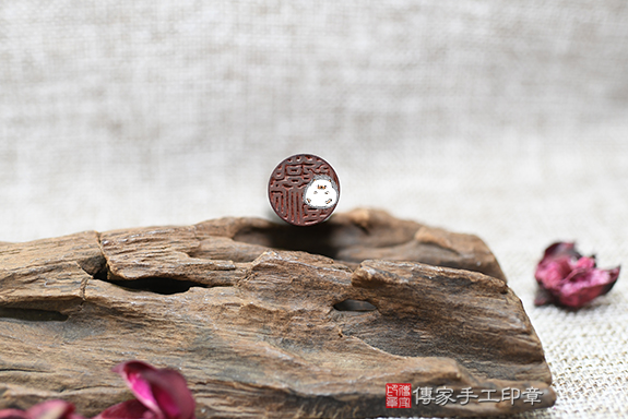 紅艷艷~泰國雞血紅木印章實際成品、印章作品分享、泰國雞血紅木印章材質介紹。(個人印鑑章、銀行印鑑章、個人開運印章)傳家手工印章新竹店。2022.10.23 紅艷艷~泰國雞血紅木印章實際成品、印章作品分享、泰國雞血紅木印章材質介紹。(個人印鑑章、銀行印鑑章、個人開運印章)傳家手工印章新竹店。2022.10.23