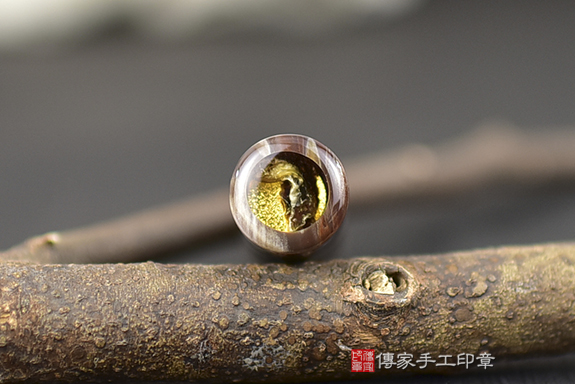 歷史的痕跡~美麗的化身，木化石開運臍帶印章作品分享、木化石印章材質介紹。（開運臍帶章，一圓）傳家手工印章台中店。2022.12.03