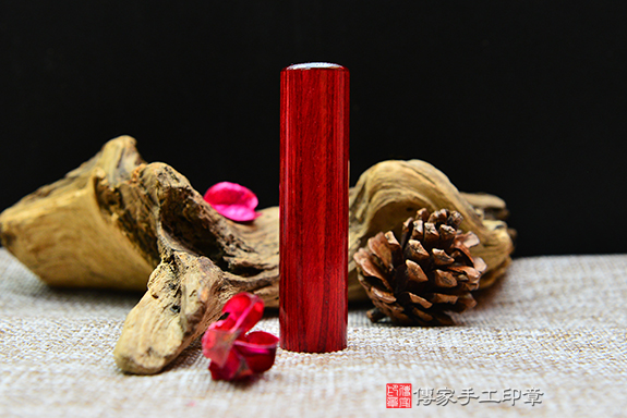 鮮豔火紅的雞血紅木~泰國雞血紅木印章實際成品、印章作品分享、泰國雞血紅木印章材質介紹。(臍帶印章、肚臍印章)傳家手工印章新竹店。2022.12.9 鮮豔火紅的雞血紅木~泰國雞血紅木印章實際成品、印章作品分享、泰國雞血紅木印章材質介紹。(臍帶印章、肚臍印章)傳家手工印章新竹店。2022.12.9