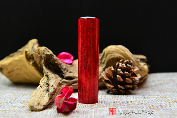 鮮豔火紅的雞血紅木~泰國雞血紅木印章實際成品、印章作品分享、泰國雞血紅木印章材質介紹。(臍帶印章、肚臍印章)傳家手工印章新竹店。2022.12.9 鮮豔火紅的雞血紅木~泰國雞血紅木印章實際成品、印章作品分享、泰國雞血紅木印章材質介紹。(臍帶印章、肚臍印章)傳家手工印章新竹店。2022.12.9