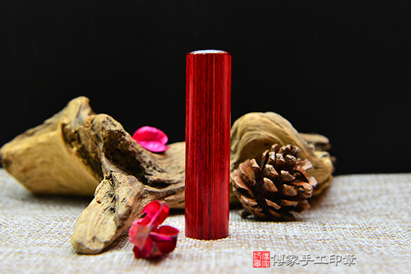 鮮豔火紅的雞血紅木~泰國雞血紅木印章實際成品、印章作品分享、泰國雞血紅木印章材質介紹。(臍帶印章、肚臍印章)傳家手工印章新竹店。2022.12.9 鮮豔火紅的雞血紅木~泰國雞血紅木印章實際成品、印章作品分享、泰國雞血紅木印章材質介紹。(臍帶印章、肚臍印章)傳家手工印章新竹店。2022.12.9