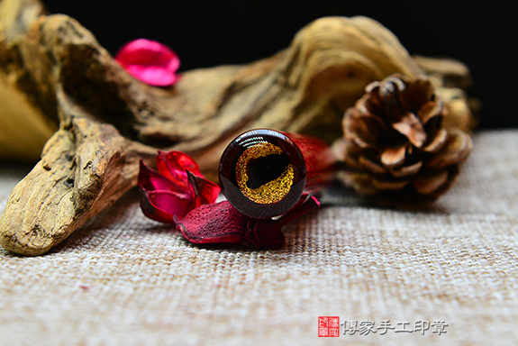 鮮豔火紅的雞血紅木~泰國雞血紅木印章實際成品、印章作品分享、泰國雞血紅木印章材質介紹。(臍帶印章、肚臍印章)傳家手工印章新竹店。2022.12.9 鮮豔火紅的雞血紅木~泰國雞血紅木印章實際成品、印章作品分享、泰國雞血紅木印章材質介紹。(臍帶印章、肚臍印章)傳家手工印章新竹店。2022.12.9