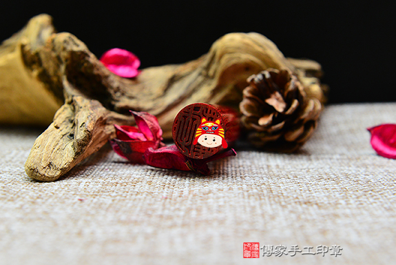 鮮豔火紅的雞血紅木~泰國雞血紅木印章實際成品、印章作品分享、泰國雞血紅木印章材質介紹。(臍帶印章、肚臍印章)傳家手工印章新竹店。2022.12.9 鮮豔火紅的雞血紅木~泰國雞血紅木印章實際成品、印章作品分享、泰國雞血紅木印章材質介紹。(臍帶印章、肚臍印章)傳家手工印章新竹店。2022.12.9