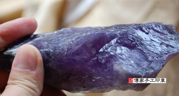 紫水晶具有開智慧的意思~紫色也代表尊貴~ 水晶是大地之母,有消除負能量的功用也能進化磁場~頂級紫水晶開運臍髮印章~~傳家印章桃園店。2022.12.11	